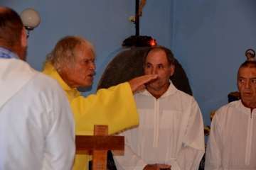 Un vecino echa un cable para la misa en Tecén (Foto Francisco J. Santana)